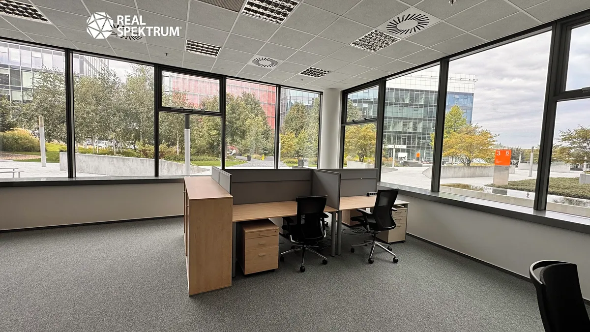Pronájem kanceláře 552 m²